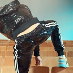 Mr. Riegillio Pantalon Sportswear PVC à Bandes Blanches - Mr Riegillio -Vestiaire Fetish Soldes pantalon sportswear pvc a bandes blanches mr riegillio 3